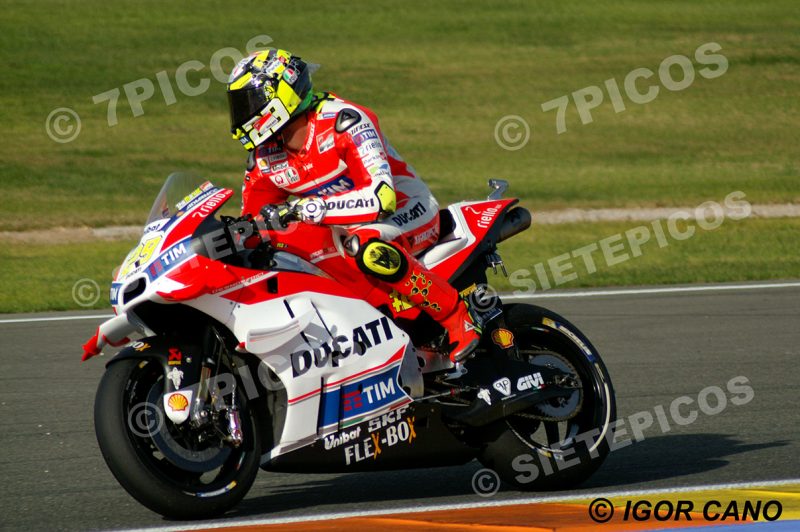 Piloto Andrea Iannone (29) (Ducati Team) entrando en curva 5 Gran Premio Motul de la Comunitat Valenciana 2016 Cheste MotoGP TM Circuito Ricardo Tormo