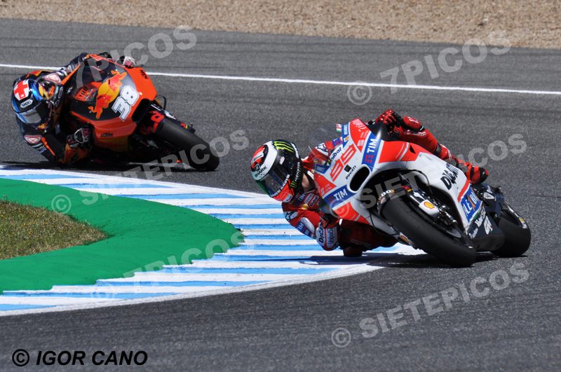 Pilotos Jorge Lorenzo (99) (Ducati Team) y Bradley Smith (38) (Red Bull KTM Factory Racing) en curva MIchlein Gran Premio Red Bull de España 2017 Jerez MotoGPTM