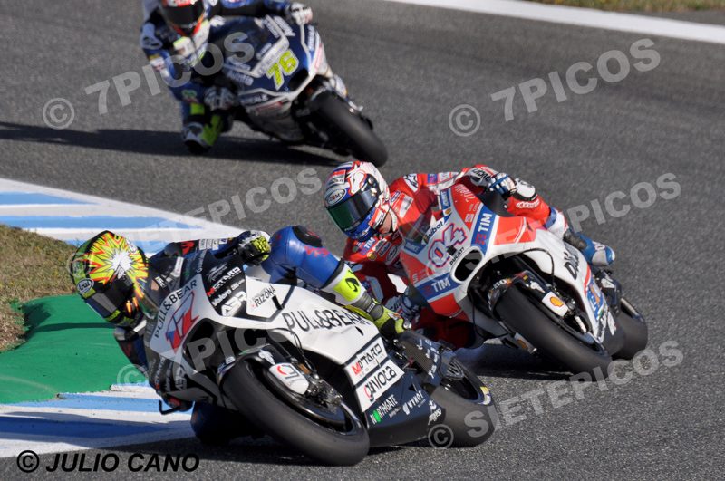 Pilotos Karel Abraham (17) (Pull & Bear Aspar Team), Andrea Dovicioso (4) (Ducati Team) y Loris Baz (76) (Reale Avintia Racing) en curva Michelin Gran Premio Red Bull de España 2017 Jerez MotoGPTM