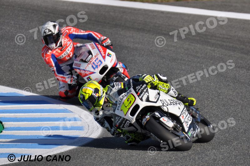 Pilotos Alvaro Bautista (19) (Pull & Bear Aspar Team) y Scott Redding (45) (OCTO Pramac Racing) en curva Michelin Gran Premio Red Bull de España 2017 Jerez MotoGPTM