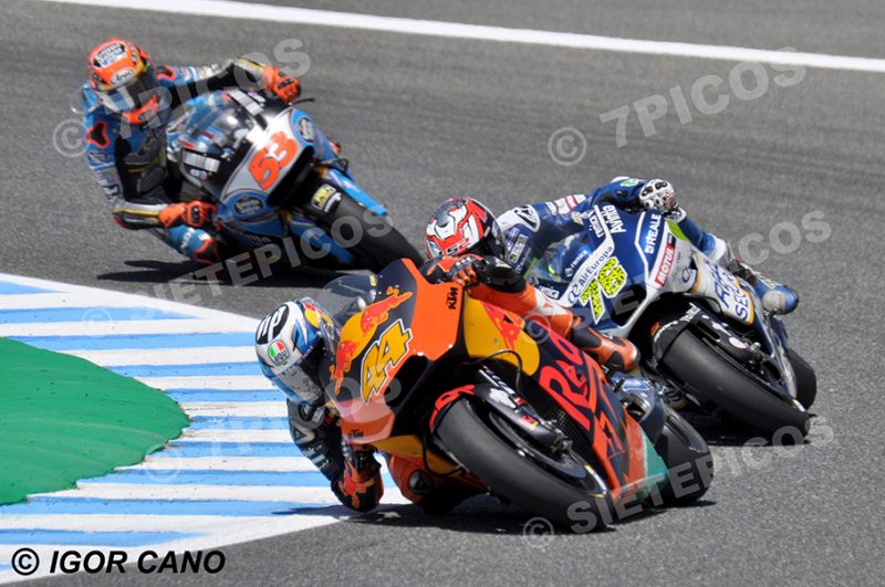 Pilotos Pol Espargaro (44) (Red Bull KTM Factory Racing), Loris Baz (76) (Reale Avintia Racing) y Tito Rabat (53) (Estrella Galicia 0,0 Marc VDS) en curva Michelin Gran Premio Red Bull de España 2017 Jerez MotoGPTM