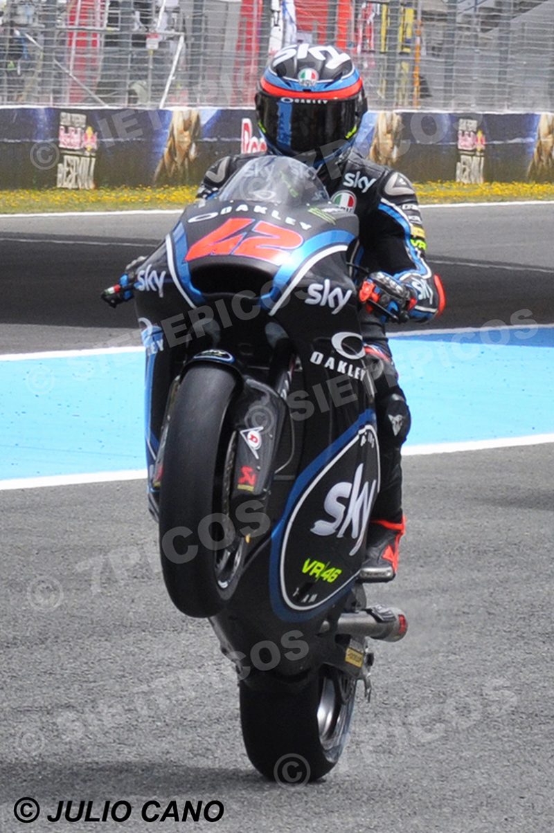 Piloto Francesco Bagnaia (42) (SKY Racing Team VR46) haciendo un caballito a la salida del pit lane Gran Premio Red Bull de España 2017 Jerez Moto2TM