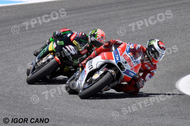 Pilotos Jorge Lorenzo (99) (Ducati Team) y Johann Zarco (5) (Monster Yamaha Tech 3) en curva Jorge Lorenzo Gran Premio Red Bull de España 2017 Jerez MotoGPTM