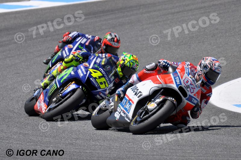 Pilotos Andrea Dovicioso (4) (Ducati Team), Valentino Rossi (46) y Maverick Viñales (25) (Movistar Yamaha MotoGP) en curva Jorge Lorenzo Gran Premio Red Bull de España 2017 Jerez MotoGPTM