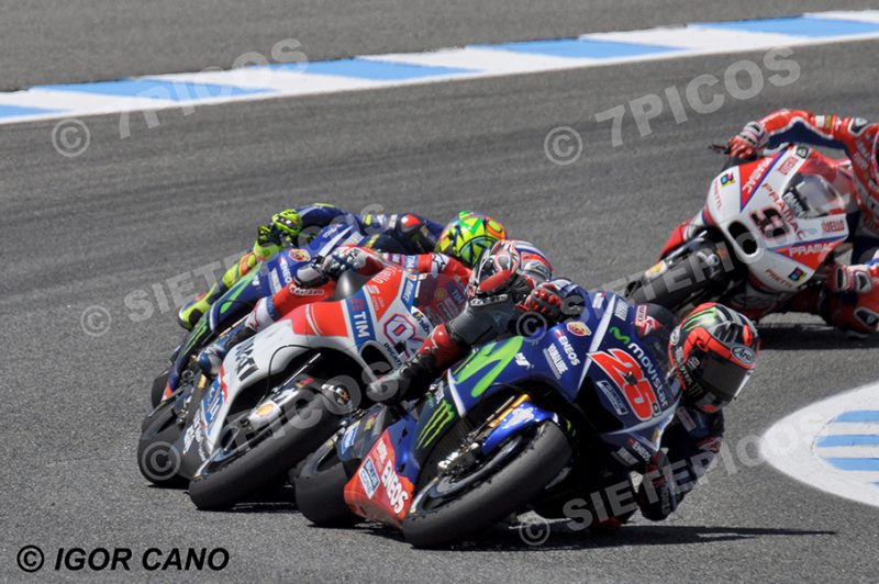 Pilotos Maverick Viñales (25) (Movistar Yamaha MotoGP), Andrea Dovicioso (4) (Ducati Team) y Valentino Rossi (46) (Movistar Yamaha MotoGP) en curva Jorge Lorenzo Gran Premio Red Bull de España 2017 Jerez MotoGPTM