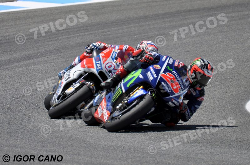 Pilotos Maverick Viñales (25) (Movistar Yamaha MotoGP) y Andrea Dovicioso (4) (Ducati Team) en curva Jorge Lorenzo Gran Premio Red Bull de España 2017 Jerez MotoGPTM