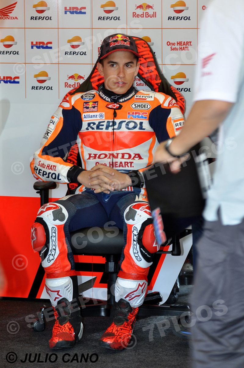 Piloto Marc Marquez (93) (Repsol Honda Team) sentado en el box Gran Premio Red Bull de España 2017 Jerez MotoGPTM
