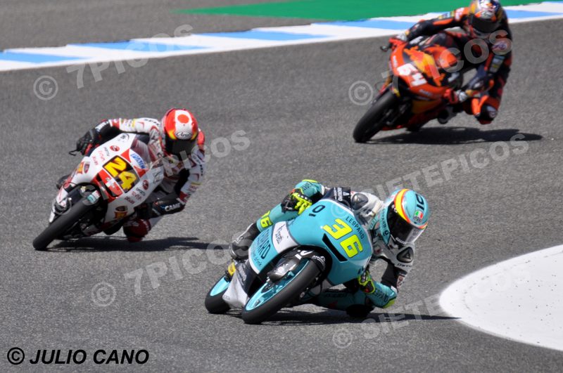 Pilotos Joan Mir (36) (Leopard Racing), Tatsuki Suzuki (24) (Sic58 Squadra Corse) y Bo Bendsneyder (64) (Red Bull Ktm Ajo) en curva Jorge Lorenzo Gran Premio Red Bull de España 2017 Jerez Moto3TM