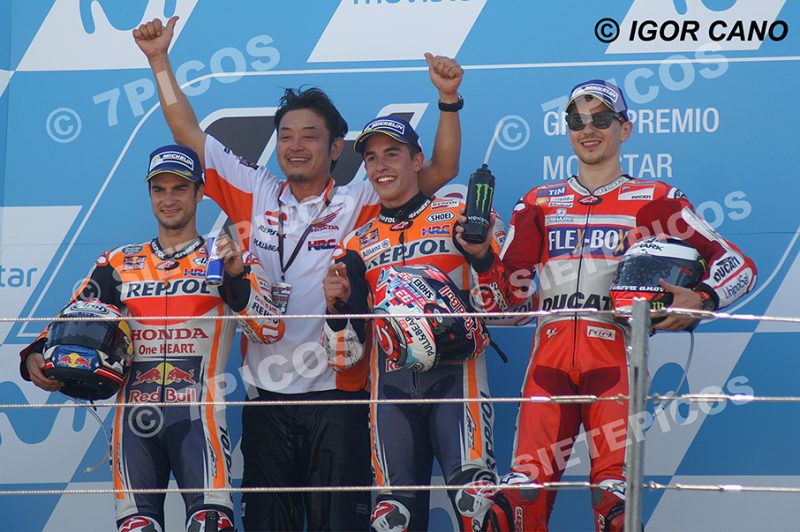 Pilotos Dani Pedrosa (26) (Repsol Honda Team), Marc Marquez (93) (Repsol Honda Team) y Jorge Lorenzo (99) (Ducati Team) en el podio Gran Premio de Aragon 2017 Alcañiz, Teruel, MotoGPTM