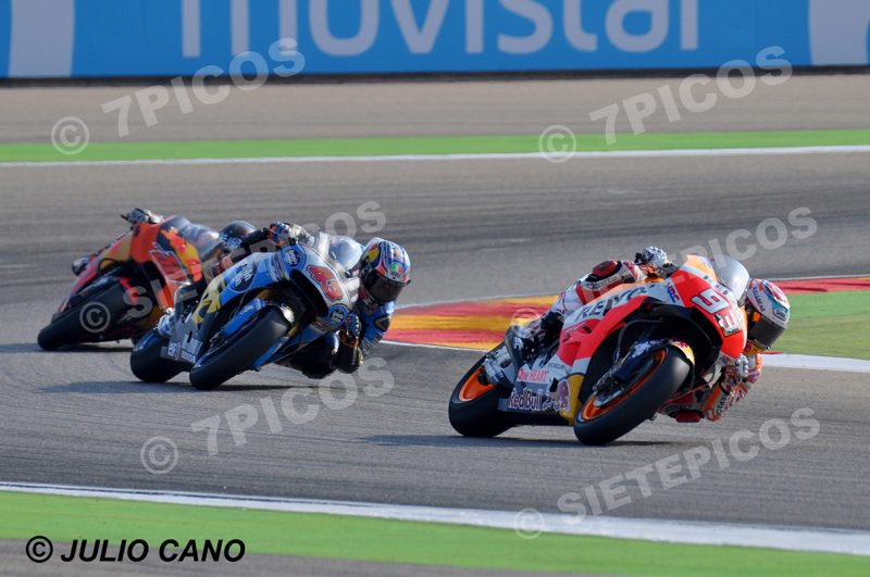 Pilotos Marc Marquez (93) (Resol Honda Team), Jack Miller (43) (Estrella Galicia 0,0 Marc VDS) y Bradley Smith (38) (Red Bull KTM Factory Racing) en curva uno Gran Premio de Aragon 2017 Alcañiz, Teruel, MotoGPTM