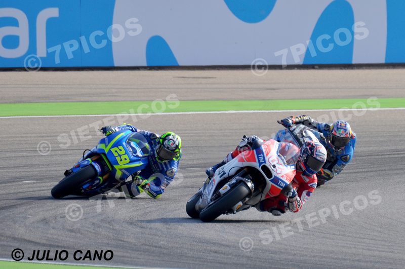 Pilotos Andrea Dovicioso (4) (Ducati Team), Andrea Iannone (29) (Team Suzuki ECSTAR) y Jack Miller (43) (Estrella Galicia 0,0 Marc VDS) en curva uno Gran Premio de Aragon 2017 Alcañiz, Teruel, MotoGPTM