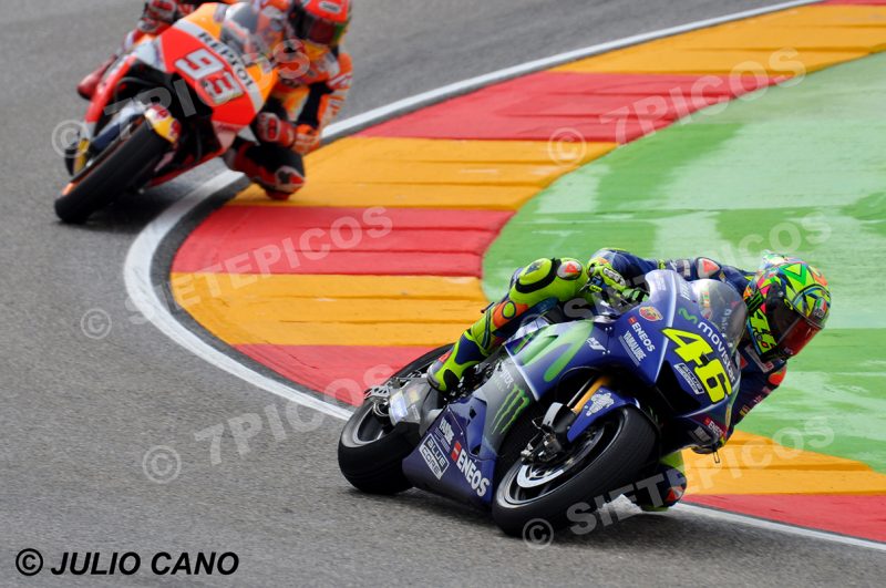 Pilotos Valentino Rossi (46) (Movistar Yamaha MotoGP) y Marc Marquez (93) (Repsol Honda Team) en el sacacorchos Gran Premio de Aragon 2017 Alcañiz, Teruel, MotoGPTM
