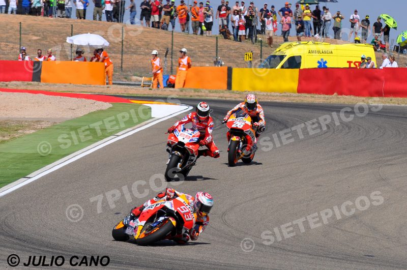 Pilotos Marc Marquez (93) (Repsol Honda Team), Jorge Lorenzo (99) (Ducati Team) y Dani Pedrosa (26) (Repsol Honda Team) en curva 15 Gran Premio de Aragon 2017 Alcañiz, Teruel, MotoGPTM