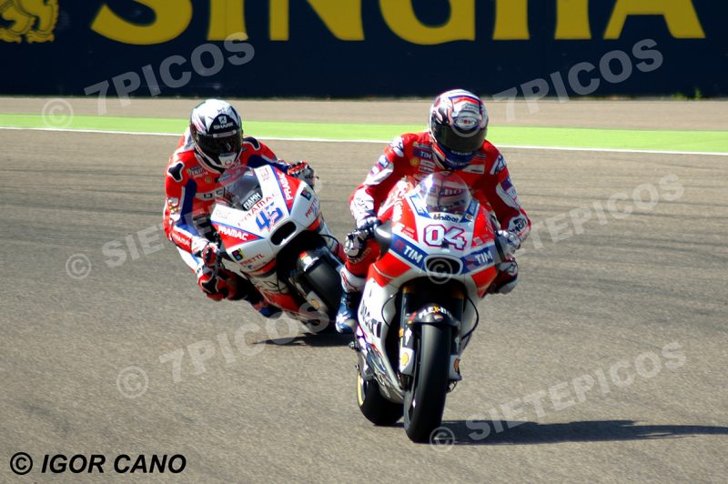 Pilotos Andrea Dovicioso (4) (Ducati Team) y Scott Redding (45) (OCTO Pramac Racing) en el sacacorchos Gran Premio de Aragon 2017 Alcañiz, Teruel, MotoGPTM
