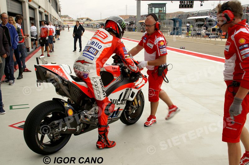 Piloto Jorge Lorenzo (99) (Ducati Team) saliendo del box Gran Premio de Aragon 2017 Alcañiz, Teruel, MotoGPTM