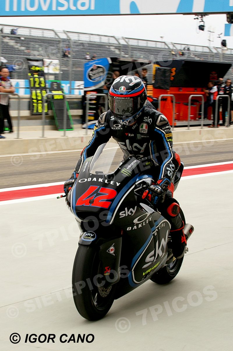 Piloto Francesco Bagnaia (42) (SKY Racing Team VR46) entrando en el box Gran Premio de Aragon 2017 Alcañiz, Teruel, Moto2TM