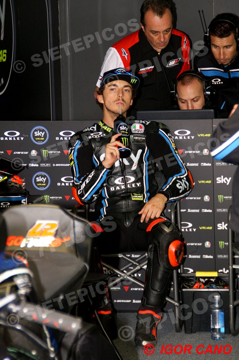 Piloto Francesco Bagnaia (42) (SKY Racing Team VR46) en el box Gran Premio de Aragon 2017 Alcañiz, Teruel, Moto2TM