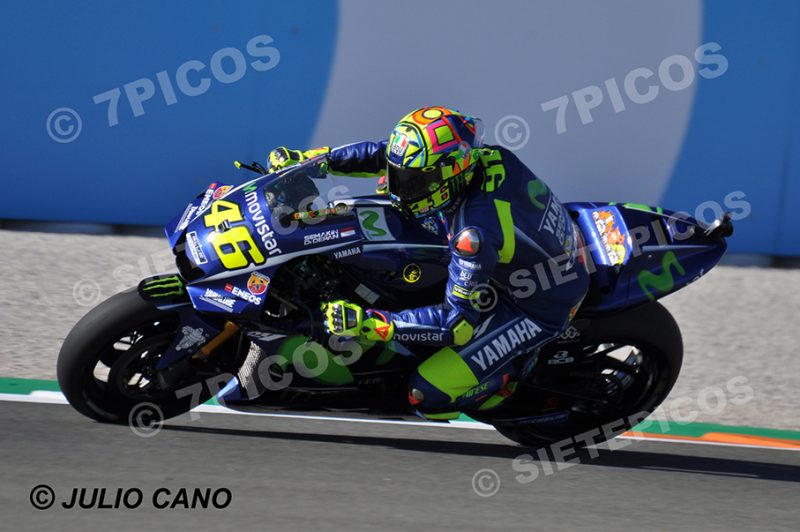 Piloto Valentino Rossi (46) (Movistar Yamaha MotoGP) saliendo de curva Mick Doohan Gran Premio Motul de la Comunidad Valenciana 2017 Cheste, Valencia, MotoGPTM