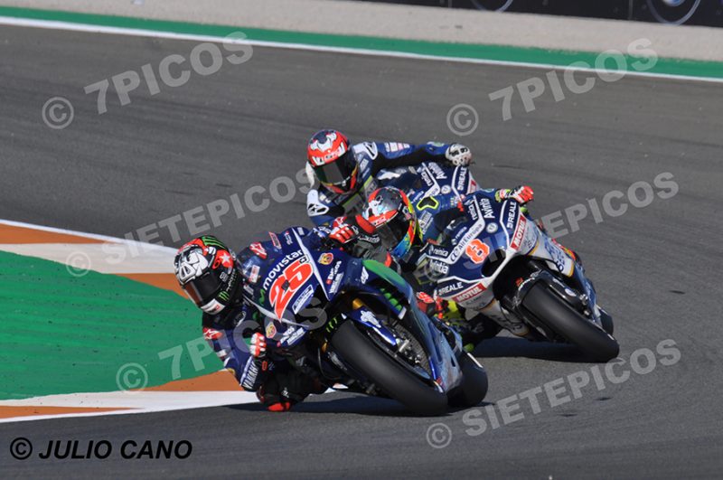 Pilotos Maverick Viñales (25) (Movistar Yamaha MotoGP), Hector Barbera (8) (Reale Avintia Racing) y Loris Baz (76) (Reale Avintia Racing) en curva 11 Gran Premio Motul de la Comunidad Valenciana 2017 Cheste, Valencia, MotoGPTM
