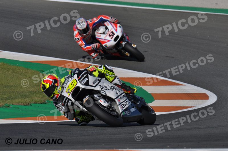 Pilotos Alvaro Bautista (19) (Pull & Bear Aspar Team) y Danilo Petrucci (9) (OCTO Pramac Racing) en curva 11 Gran Premio Motul de la Comunidad Valenciana 2017 Cheste, Valencia, MotoGPTM