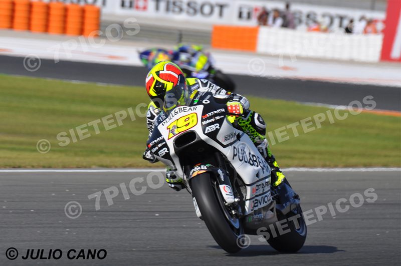 Piloto Alvaro Bautista (19) (Pull & Bear Aspar Team) en curva 11 seguido de Piloto Valentino Rossi (46) (Movistar Yamaha MotoGP) Gran Premio Motul de la Comunidad Valenciana 2017 Cheste, Valencia, MotoGPTM