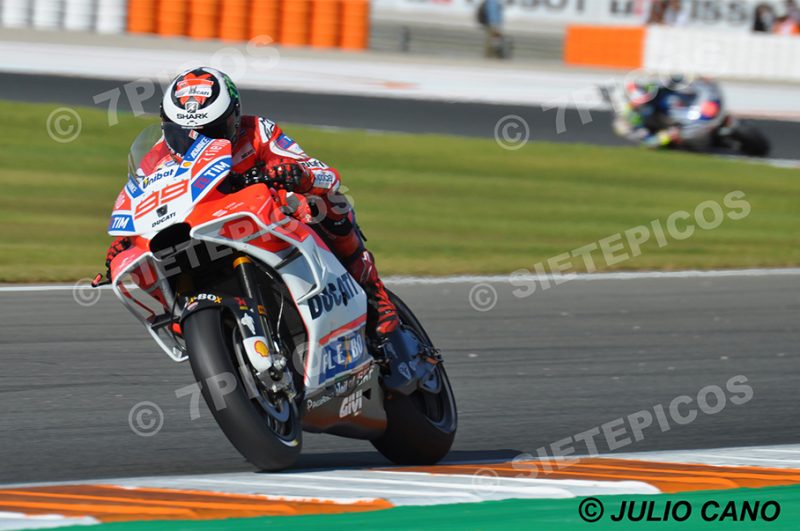 Piloto Jorge Lorenzo (99) (Ducati Team) en curva 11 seguido de Piloto Hector Barbera (8) (Reale Avintia Racing) Gran Premio Motul de la Comunidad Valenciana 2017 Cheste, Valencia, MotoGPTM