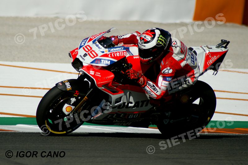 Piloto Jorge Lorenzo (99) (Ducati Team) saliendo de curva Angel Nieto Gran Premio Motul de la Comunidad Valenciana 2017 Cheste, Valencia, MotoGPTM