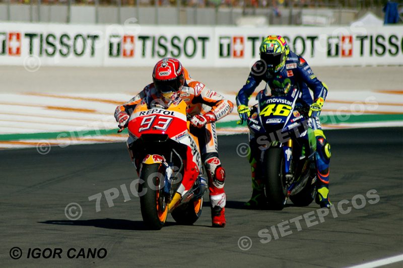 Pilotos Marc Marquez (93) (Resol Honda Team) y Valentino Rossi (46) (Movistar Yamaha MotoGP) practicando la salida en la curva de la aficion Gran Premio Motul de la Comunidad Valenciana 2017 Cheste, Valencia, MotoGPTM
