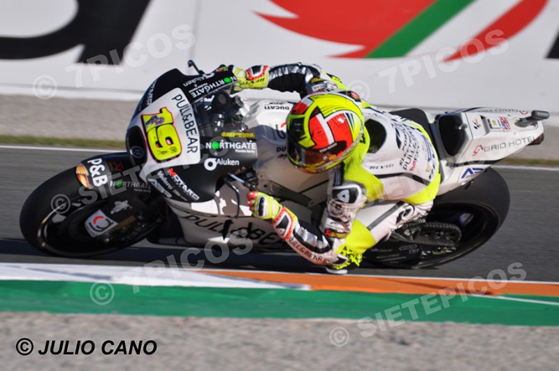 Piloto Alvaro Bautista (19) (Pull & Bear Aspar Team) en curva Campi Herreros Gran Premio Motul de la Comunidad Valenciana 2017 Cheste, Valencia, MotoGPTM