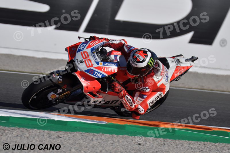 Piloto Jorge Lorenzo (99) (Ducati Team) en curva Campi Herreros Gran Premio Motul de la Comunidad Valenciana 2017 Cheste, Valencia, MotoGPTM