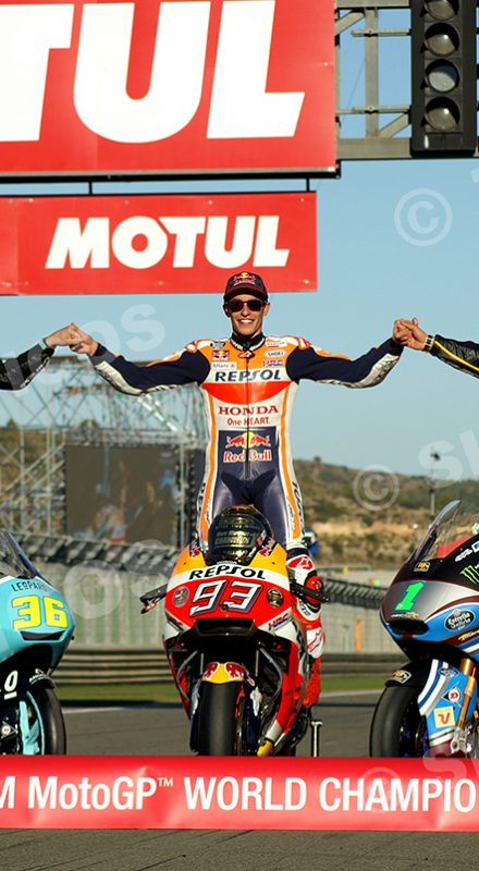 Pilotos Campeones del mundo 2017 de las categorías Moto3 - Joan Mir (36) (Leopard Racing Honda), MotoGP Marc Marquez (93) (Repsol Honda), Moto2 Franco Moribidelli (21) (Estrella Galicia 0,0 Marc VDS) Sobre sus motocicletas Gran Premio Motul de la Comunitat Valenciana 2017 Cheste, Valencia, MotoGPTM Circuito Ricardo Tormo