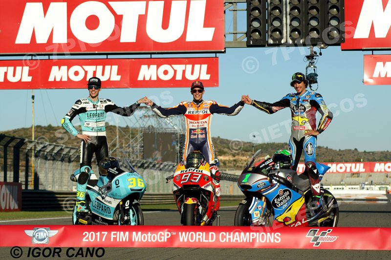Pilotos Campeones del mundo 2017 de las categorías Moto3 - Joan Mir (36) (Leopard Racing Honda), MotoGP Marc Marquez (93) (Repsol Honda), Moto2 Franco Moribidelli (21) (Estrella Galicia 0,0 Marc VDS) Sobre sus motocicletas Gran Premio Motul de la Comunitat Valenciana 2017 Cheste, Valencia, MotoGPTM Circuito Ricardo Tormo