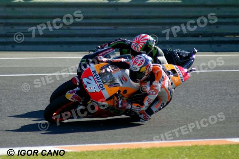 Adelantamiento ganador Piloto Dani Pedrosa (26) (Resol Honda Team) sobre Piloto Johann Zarco (5) (Monster Yamaha Tech 3) en curva Jorge Martínez Aspar Gran Premio Motul de la Comunidad Valenciana 2017 Cheste, Valencia, MotoGPTM