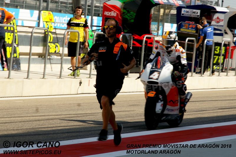 Piloto Steven Odendaal (4) y Mecanico en Pit Lane Gran Premio Movistar de Aragon 2018 Motorland Alcañiz, Teruel, Moto2TM