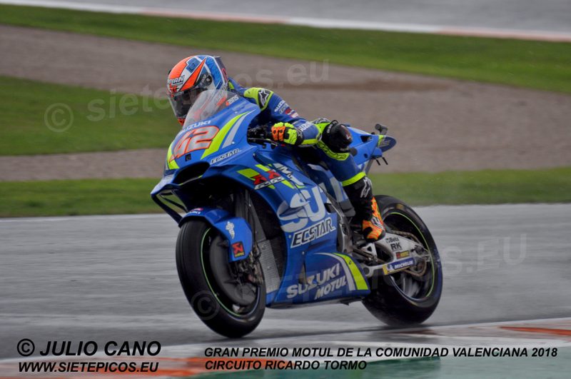 Piloto Alex Rins (42) (Team Suzuki ECSTAR) saliendo de curva Nico Terol Gran Premio Motul de la Comunidad Valenciana 2018 Cheste, Valencia, MotoGPTM
