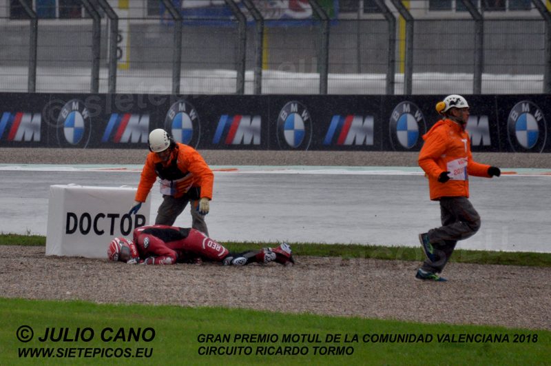 Caida del piloto Aleix Espargaró (41) (Aprilia Racing Team Gresini) en curva 3 Gran Premio Motul de la Comunidad Valenciana 2018 Cheste, Valencia, MotoGPTM