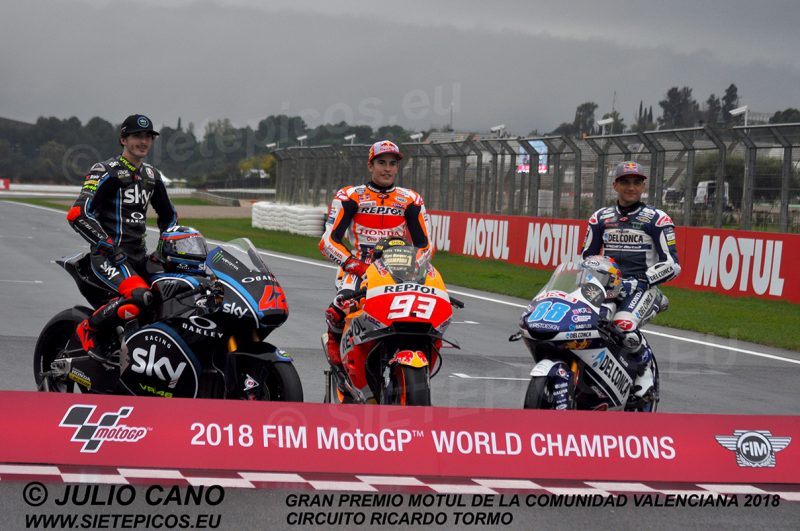 Pilotos Campeones del mundo 2018 de las categorías Moto2 Francesco Bagnaia (42) (Sky Racing Team VR46), MotoGP Marc Marquez (93) (Repsol Honda), Moto3 - Jorge Martin (88) (Del Conca Gresini) Sobre sus motocicletas Gran Premio Motul de la Comunitat Valenciana 2018 Cheste MotoGPTM Circuito Ricardo Tormo
