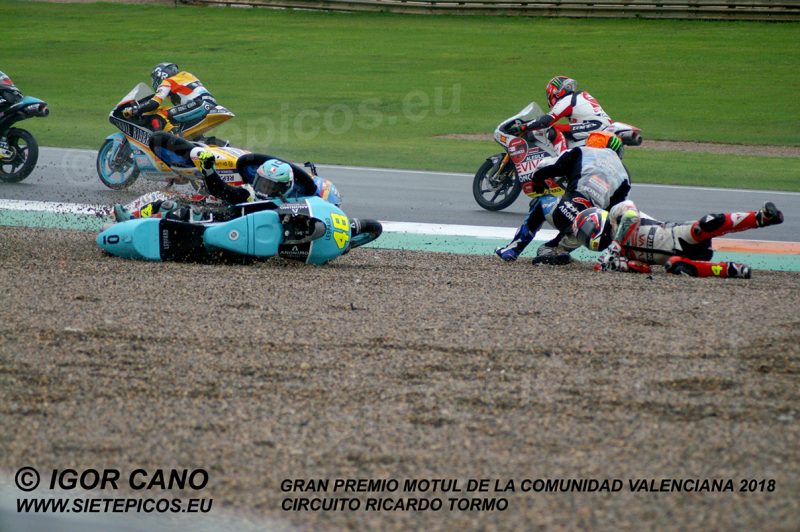 Caida de los Pilotos Aron Canet (44) (Estrella Galicia 0,0), Lorenzo Dalla Porta (48) (Leopard Racing)y Tatsuki Suzuki (24) (Sic58 Squadra Corse) Gran Premio Motul de la Comunidad Valenciana 2018 Cheste, Valencia, Moto3TM