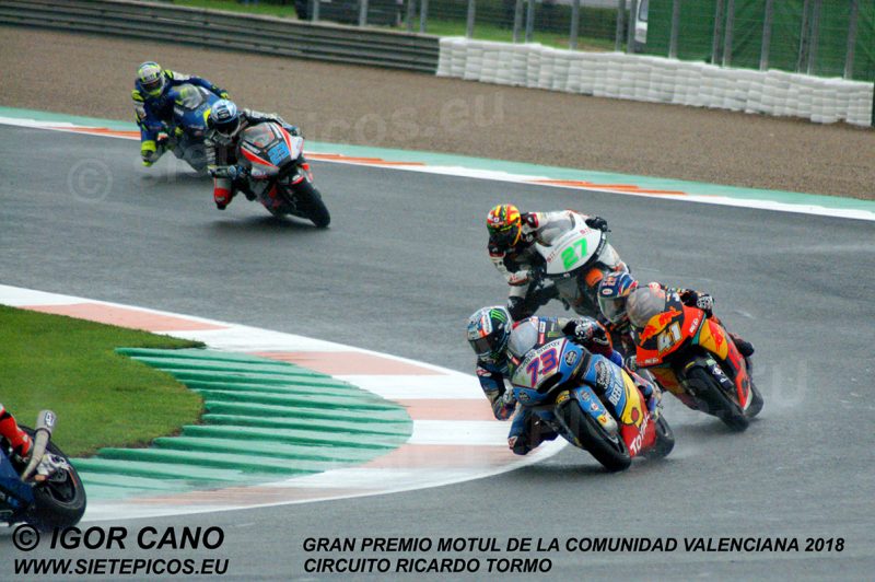 Pilotos Alex Marquez (73) (Estrella Galicia 0,0 Marc VDS), Brad Binder (41) (Red Bull KTM Ajo) e Iker Lecuona (27)(Swiss Innovative Investors) en curva 5 Gran Premio Motul de la Comunidad Valenciana 2018 Cheste, Valencia, Moto2TM