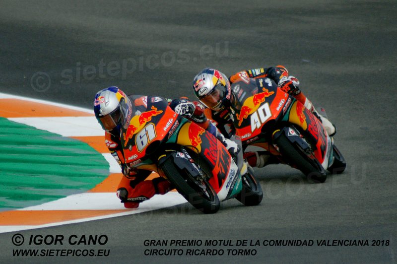 Pilotos Darryn Bider (40) y Can Oncu (61) (Red Bull Ktm Ajo) en curva Nico Terol Gran Premio Motul de la Comunidad Valenciana 2018 Cheste, Valencia, Moto3TM