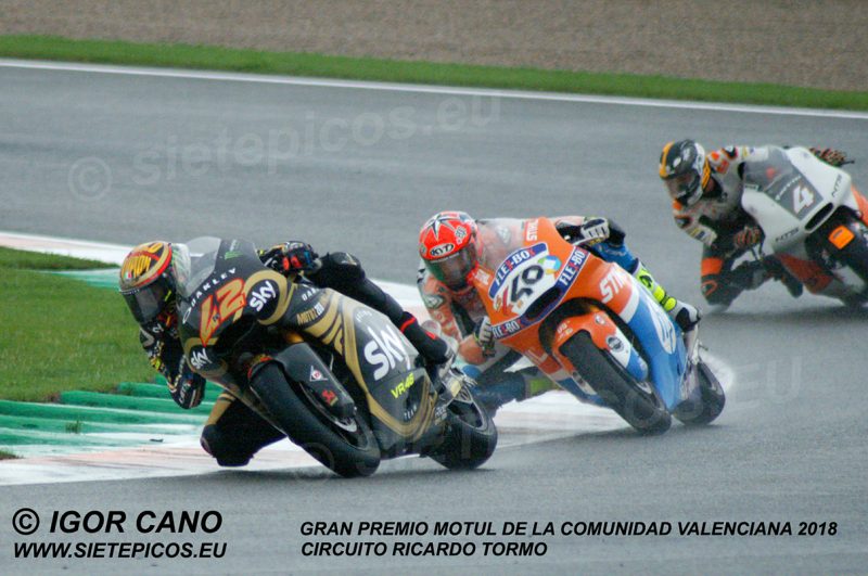 Pilotos Francesco "Pecco" Bagnaia (42) (SKY Racing Team VR46), Hector Barbera (40) (Pons Hp 40) y Steven Odendaal (4) (NTS RW Racing GP) en curva Nicot Terol Gran Premio Motul de la Comunidad Valenciana 2018 Cheste, Valencia, Moto2TM