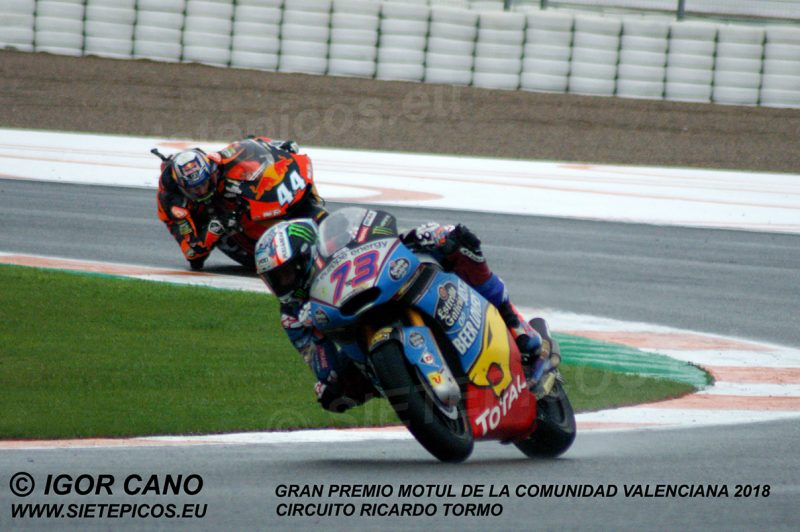 Piloto Alex Marquez (73) (Estrella Galicia 0,0 Marc VDS) seguido de Miguel Oliveira (44) (Red Bull KTM Ajo) en curva 11 Gran Premio Motul de la Comunidad Valenciana 2018 Cheste, Valencia, Moto2TM