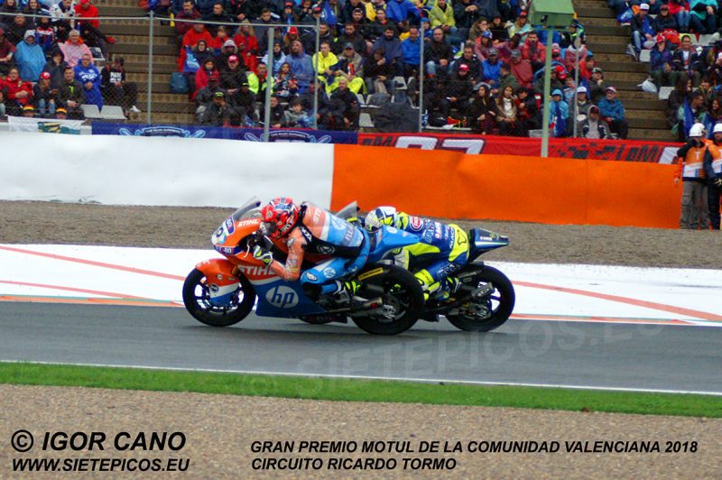 Pilotos Hector Barbera (40) (Pons Hp 40) y Andrea Locatelli (5) (Italtrans Racing Team)luchando en curva Angel Nieto Gran Premio Motul de la Comunidad Valenciana 2018 Cheste, Valencia, Moto2TM
