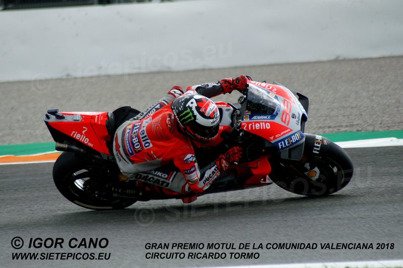 Piloto Jorge Lorenzo (99) (Ducati Team) en curva Champi Herreros Gran Premio Motul de la Comunidad Valenciana 2018 Cheste, Valencia, MotoGPTM