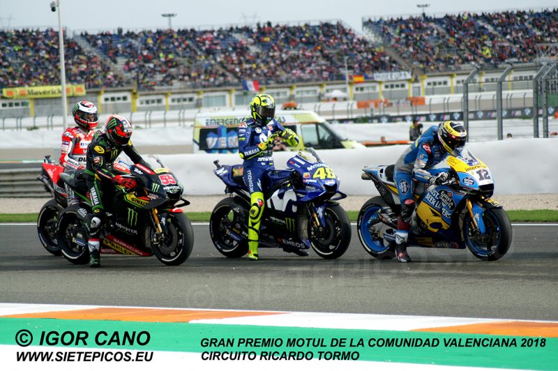 Valentino Rossi (46) (Movistar Yamaha MotoGP) practicando la salida seguido de Jorge Lorenzo (99) (Ducati Team) en recta trasera Gran Premio Motul de la Comunidad Valenciana 2018 Cheste, Valencia, MotoGPTM