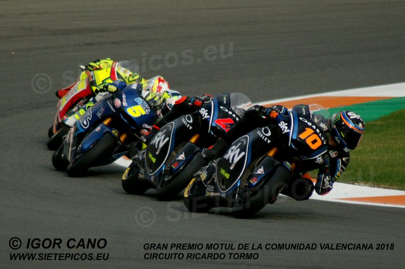 Pilotos Luca Marini (10) (SKY Racing Team VR46), Francesco "Pecco" Bagnaia (42)(SKY Racing Team VR46), Andrea Locatelli (5) (Italtrans Racing Team) y Dominique Aegerter (77) (Kiefer Racing Team) en curva Doohan Gran Premio Motul de la Comunidad Valenciana 2018 Cheste, Valencia, Moto2TM