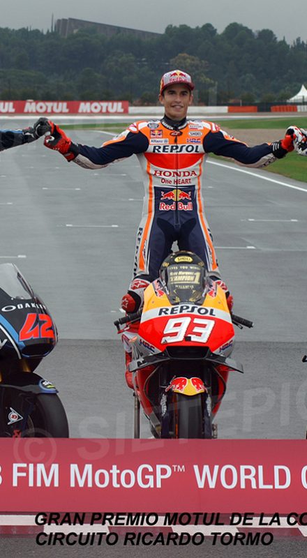 Pilotos Campeones del mundo 2018 de las categorías Moto2 Francesco Bagnaia (42) (Sky Racing Team VR46), MotoGP Marc Marquez (93) (Repsol Honda), Moto3 - Jorge Martin (88) (Del Conca Gresini) Sobre sus motocicletas Gran Premio Motul de la Comunitat Valenciana 2018 Cheste MotoGPTM Circuito Ricardo Tormo