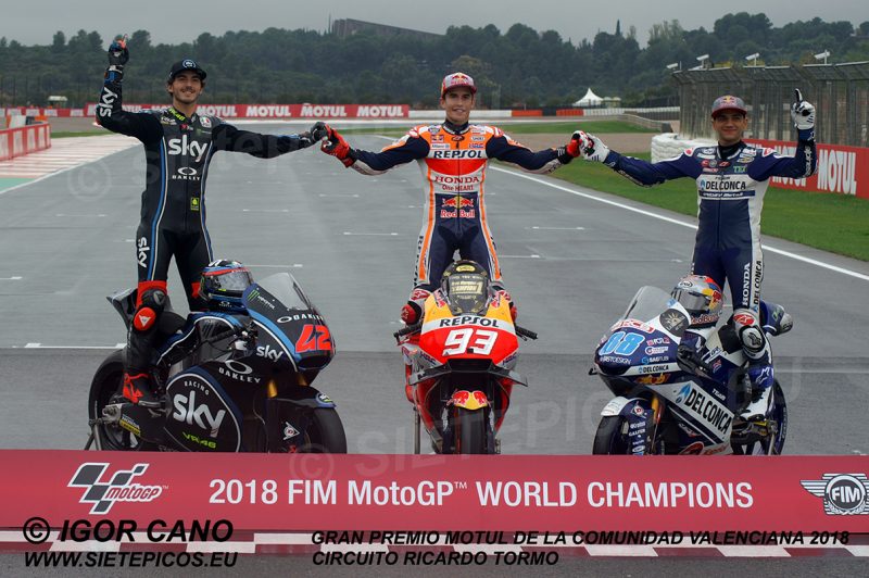 Pilotos Campeones del mundo 2018 de las categorías Moto2 Francesco Bagnaia (42) (Sky Racing Team VR46), MotoGP Marc Marquez (93) (Repsol Honda), Moto3 - Jorge Martin (88) (Del Conca Gresini) Sobre sus motocicletas Gran Premio Motul de la Comunitat Valenciana 2018 Cheste MotoGPTM Circuito Ricardo Tormo