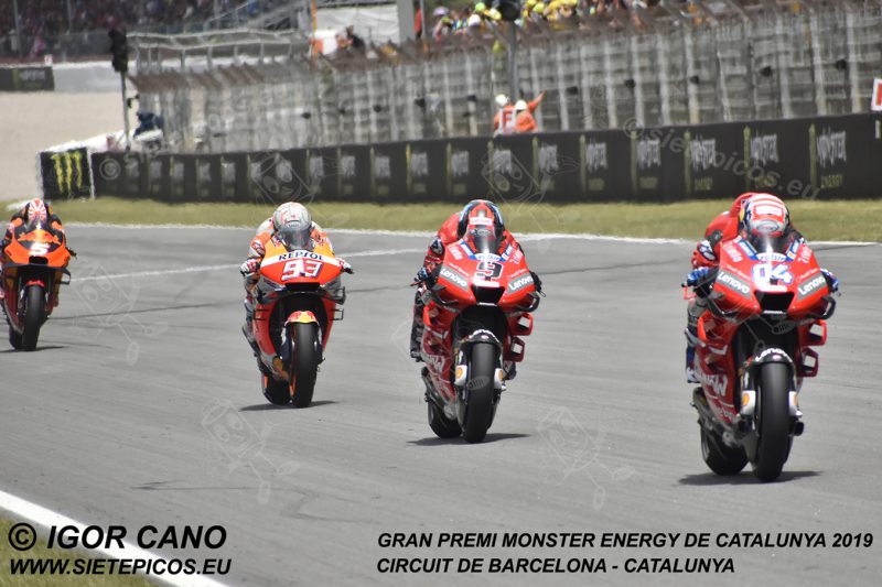 Piloto Andrea Dovicioso (4) seguido de su compañero Danilo Petrucci (9) (Mission Winnow Ducati), Marc Marquez (93) (Repsol Honda Team) y Johann Zarco (5) (Red Bull KTM Factory Racing) en la recta principal. Gran Premi Monster Energy de Catalunya 2019, Circuit de Barcelona-Catalunya. Montmelo. España. MotoGPTM.