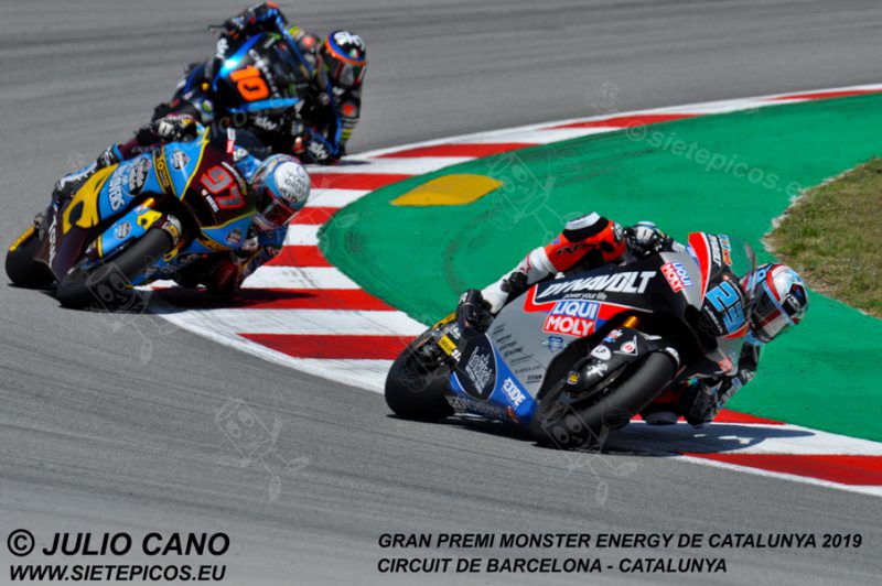 Piloto Marcel Schrotter (23) (Dynavolt Intact GP) seguido de Xavi Vierge (97) (Estrella Galicia 0,0 Marc VDS) y Luca Marini (10) (SKY Racing Team VR46) en la curva Seat. Gran Premi Monster Energy de Catalunya 2019, Circuit de Barcelona-Catalunya. Montmelo. España. Moto2TM